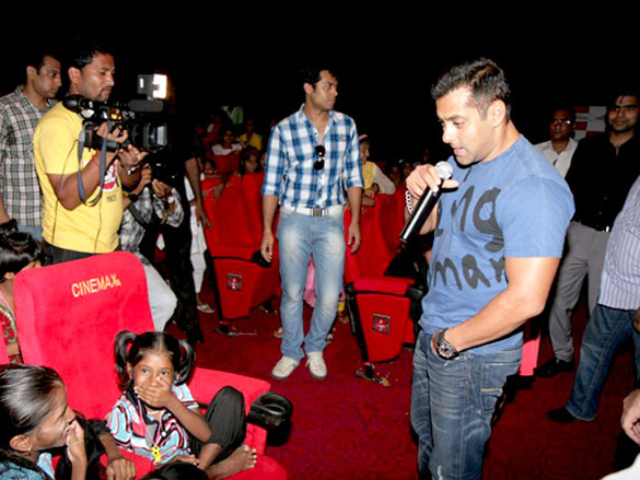 salman and asin at the special screening of ready for kids 9