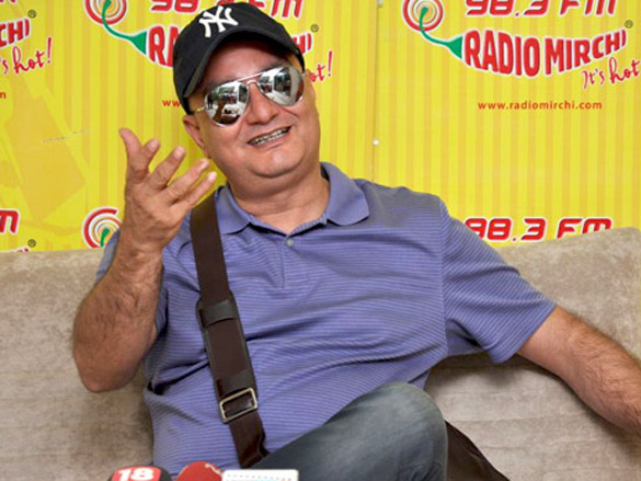 vinay pathak promotes bheja fry 2 on 98 3 fm radio mirchi 3