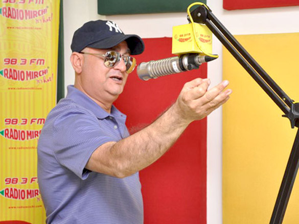 vinay pathak promotes bheja fry 2 on 98 3 fm radio mirchi 5