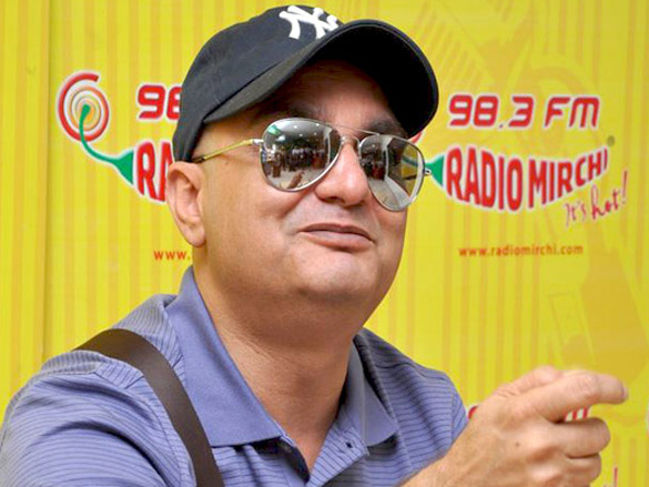 vinay pathak promotes bheja fry 2 on 98 3 fm radio mirchi 8