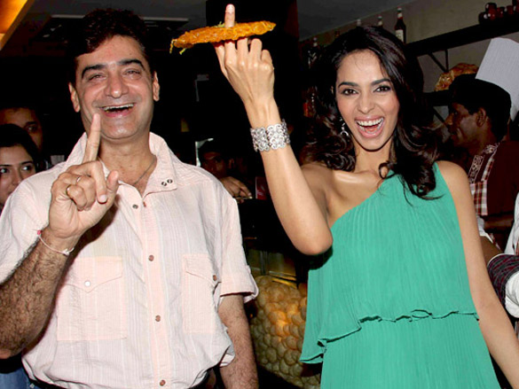 mallika sherawat promotes double dhamaal at puranmal 10