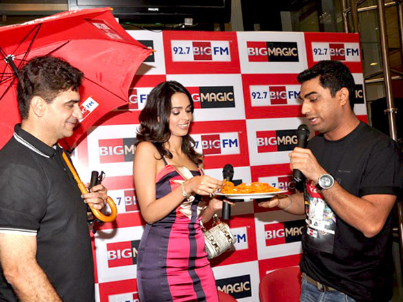 mallika sherawat promotes double dhamaal on 92 7 big fm 2