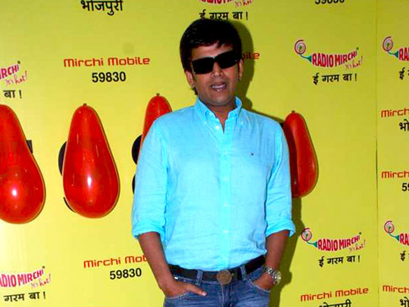 ravi kissen launches bhojpuri mirchi mobile 5