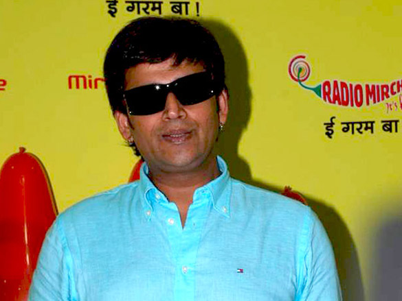 ravi kissen launches bhojpuri mirchi mobile 8