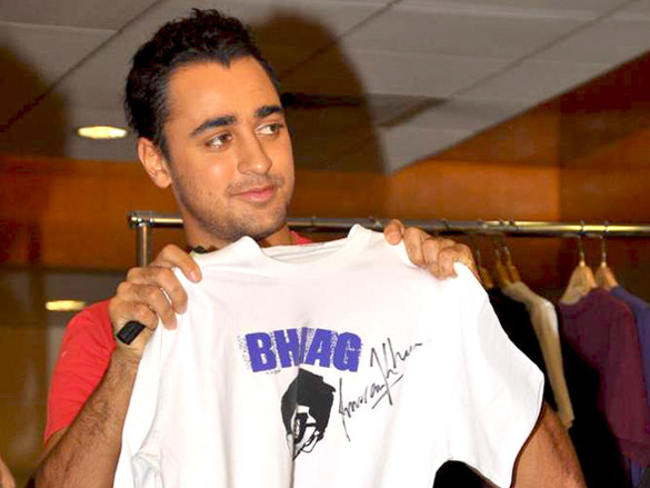 delhi belly cast unveil akp t shirts at garment fair 8