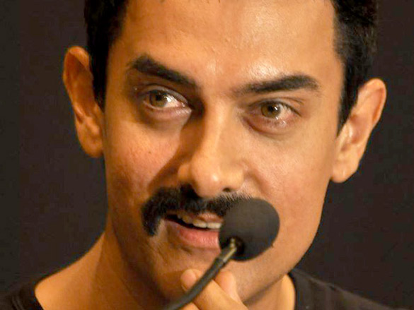aamir khan unveils his item number song in delhi belly 5