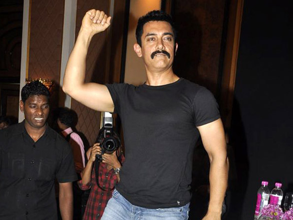 aamir khan unveils his item number song in delhi belly 8