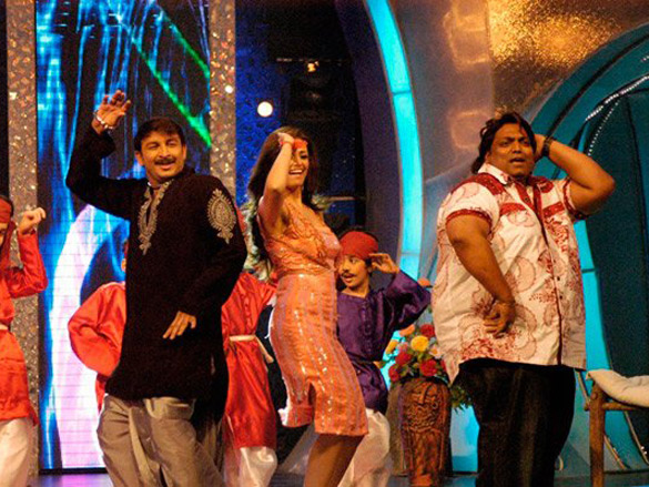 contestants performing in chak de bachche a reality show on 9x channel 7