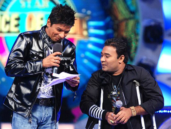 farhan akhtar and purab kohli on the sets of star voice of india 3