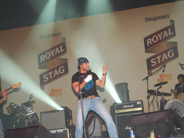 saif ali khan performs at seagrams royal stag mega music concert 4