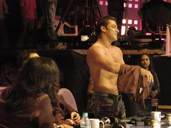 salman takes off shirt at chote ustaad 3