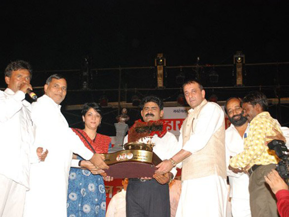 sanjay dutt celebrates maharashtra day 4