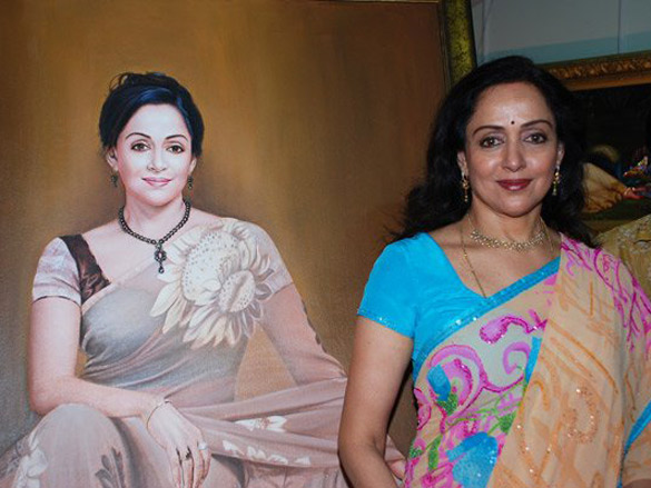 kanhai brothers give painting to hema malini 3