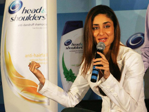 kareena at the launch of new range of head and shoulders shampoo 2