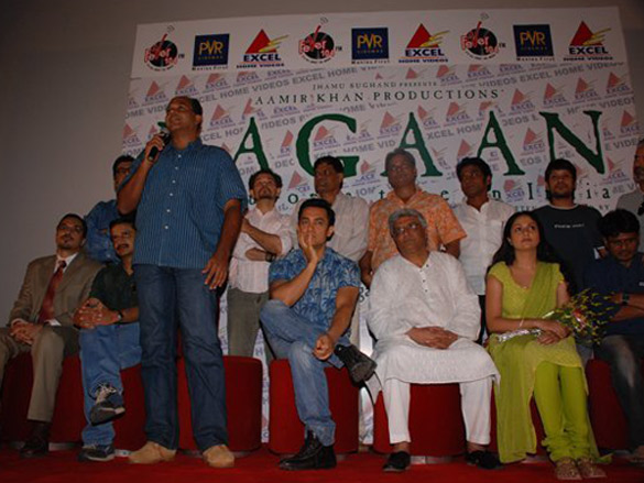 aamir khan launches limited edition dvds of lagaan 2
