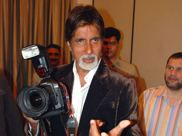 amitabh bachchan casts his first vote for iifa 4