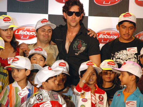 hrithik roshan gives prizes to the contest winners by lifebuoy 2