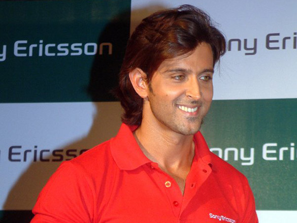 hrithik roshan launches sony ericssons new mobile phone 2