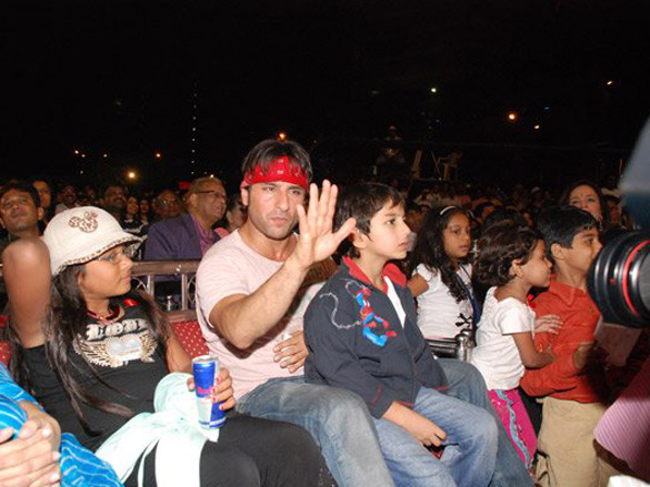 bollywood stars perform at a concert for mukti foundation on world aids day 6