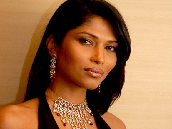 priyanka chopra unveils shobha asars jewellery store 8