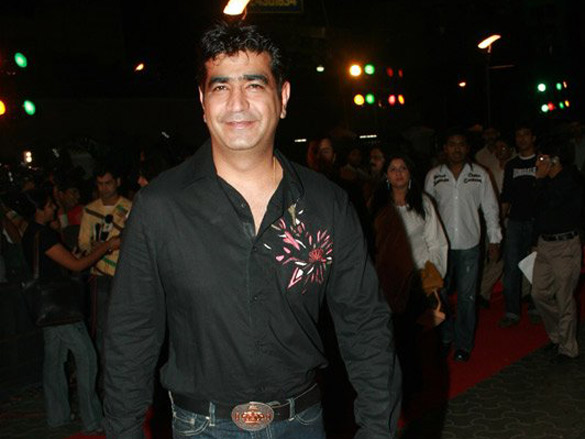 premiere of kaisay kahein 8