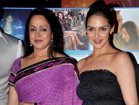 hema and esha deol unveil tell me o kkhuda look 5