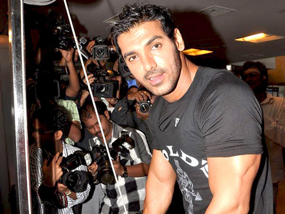 john abraham promotes force at golds gym 4