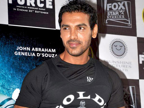 john abraham promotes force at golds gym 6