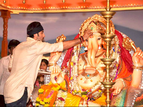 ranbir kapoor promotes rockstar at rk ganpati 4