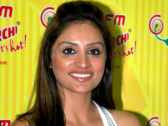 himesh reshammiya promotes damadamm at 98 3 fm radio mirchi 8
