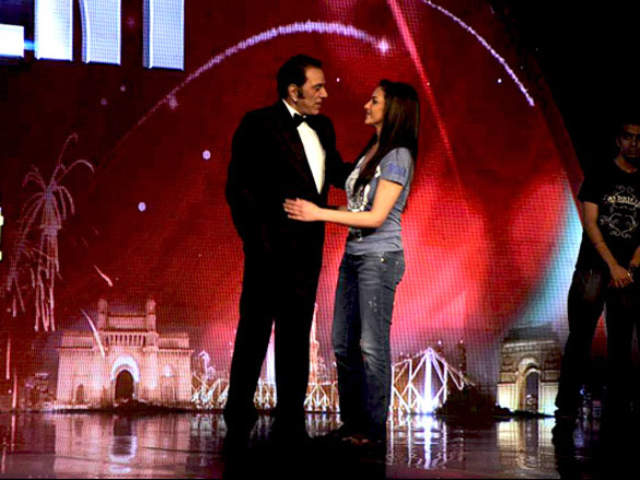 esha dharmendra and hema on the sets of indias got talent 6