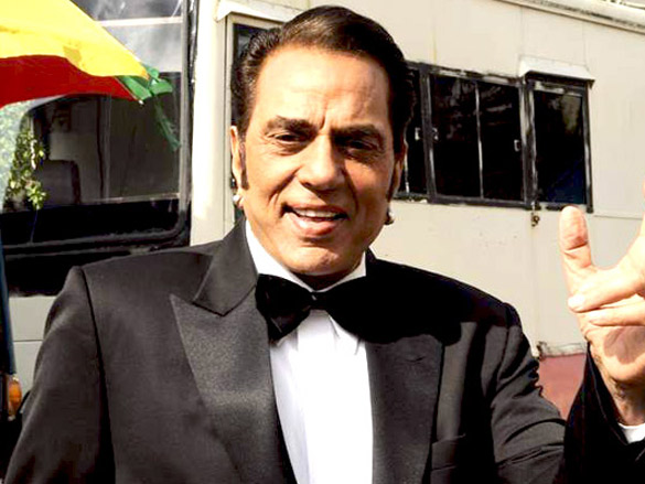 esha dharmendra and hema on the sets of indias got talent 12