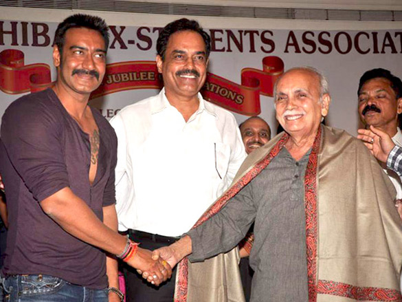 ajay devgn felicitated by mithibai students association 3