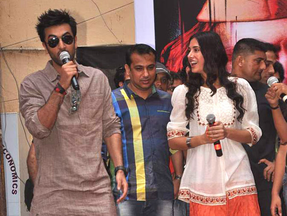 ranbir kapoor and nargis fakhri promote rockstar at mmk college 5