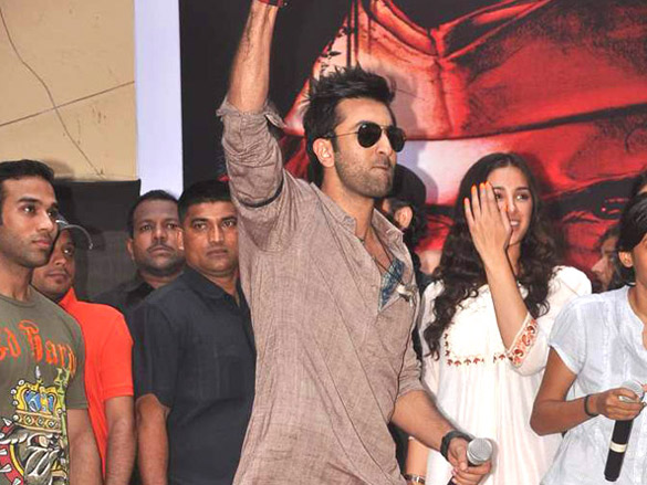 ranbir kapoor and nargis fakhri promote rockstar at mmk college 6