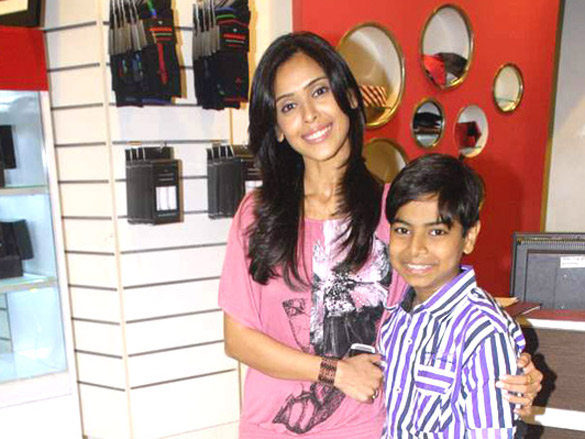 hrishita bhatt promotes her film shakal pe mat ja 7