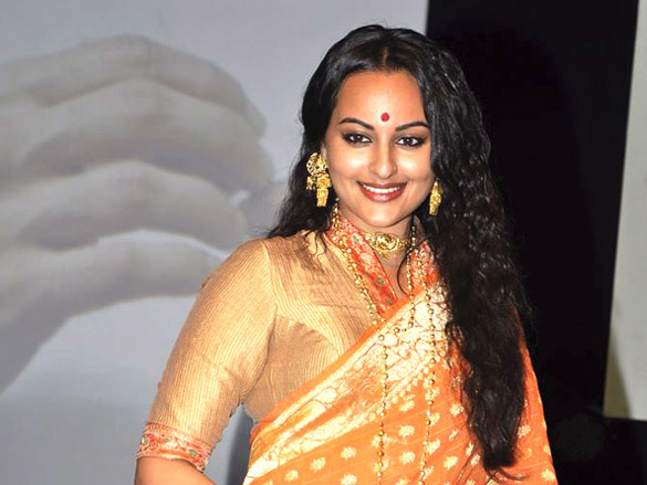 ranveer and sonakshi at the launch of movie lootera 8