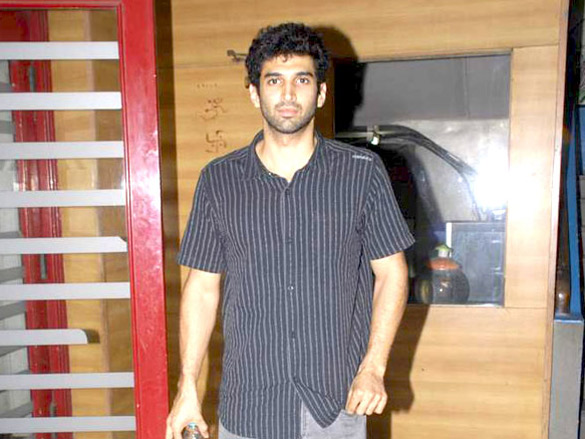 vidya balans special screening of the dirty picture for her family 3