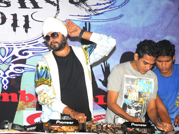 sadda adda starcast at rithumbara to promote their film on chrismas eve 5