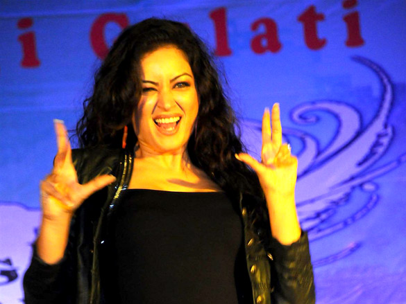 sadda adda starcast at rithumbara to promote their film on chrismas eve 6