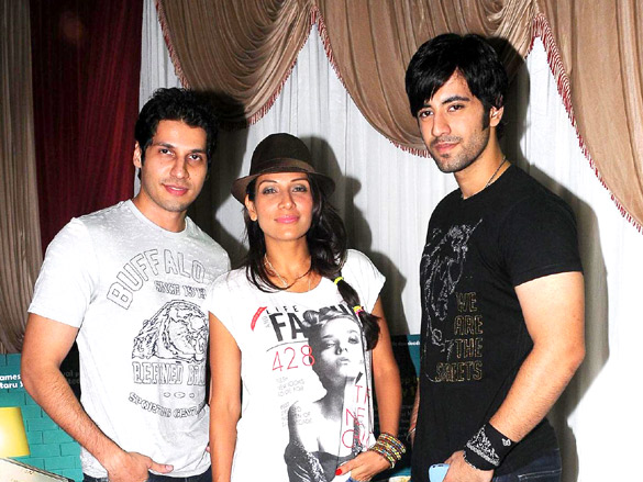 sadda adda starcast at rithumbara to promote their film on chrismas eve 9