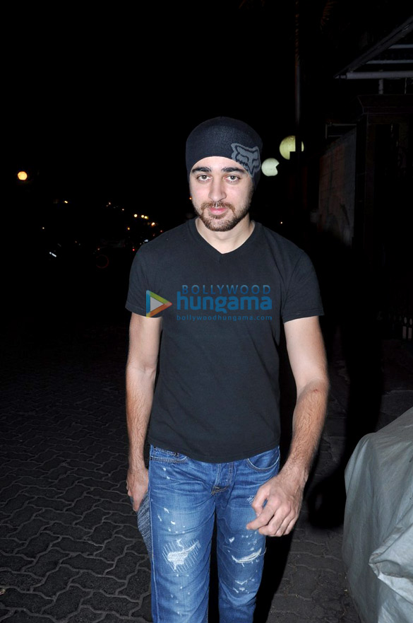 imran khan watches matru ki bijlee ka mandola with family 8