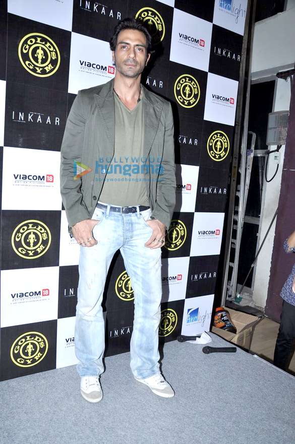 arjun chitrangda promote inkaar at golds gym 6