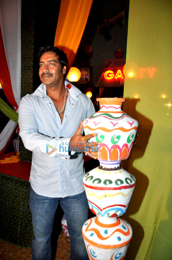 ajay devgn tamannaah at trailer launch of himmatwala 10