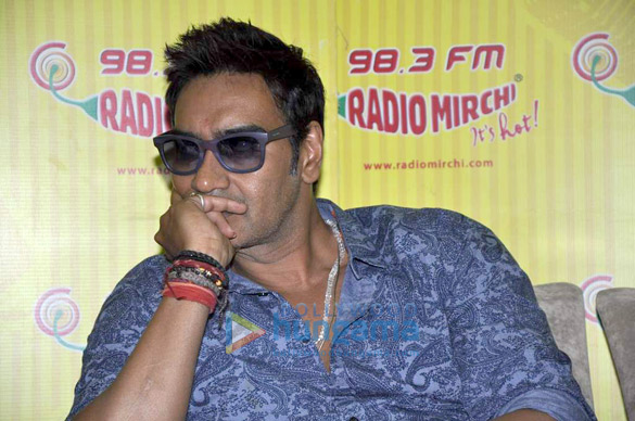 ajay devgn promotes himmatwala at radio mirchi 98 3 fm studio 4