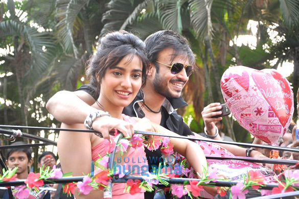 vivek proposes neha for jayanta bhai ki luv story promotions 6