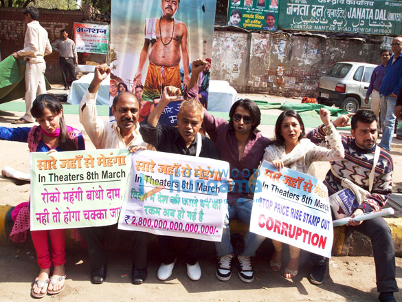 casts of saare jahaan se mehnga on dharna at jantar mantar 2