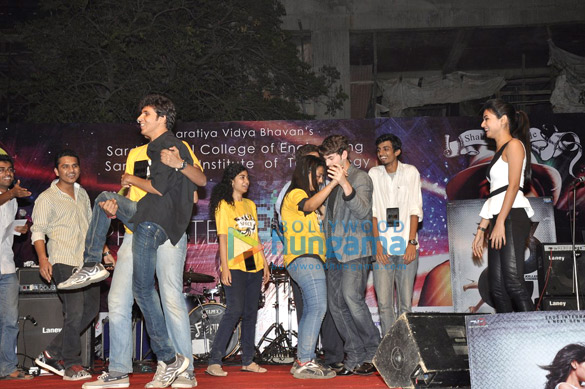 neil sonal promote 3g at bhavans college 4