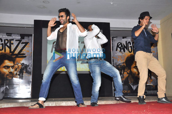 jackky unveils rangrezz gangnam video at dharavi 12