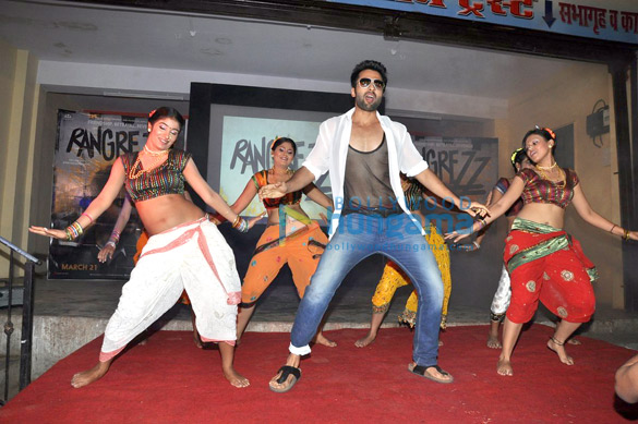 jackky unveils rangrezz gangnam video at dharavi 2